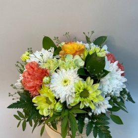 Цветы в коробке «Бабушке» от интернет-магазина «Golden Flow» в Пскове