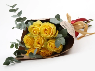 Букет из жёлтых роз и эвкалипта