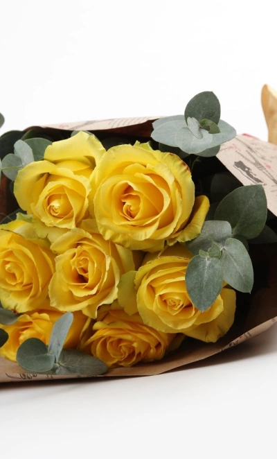 Букет из жёлтых роз и эвкалипта