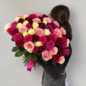 Букет из 51 разноцветной розы