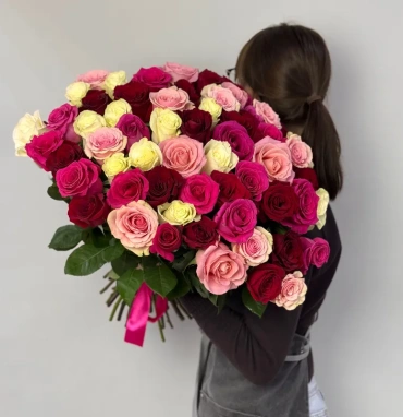 Букет из 51 разноцветной розы