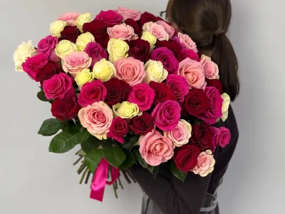 Букет из 51 разноцветной розы