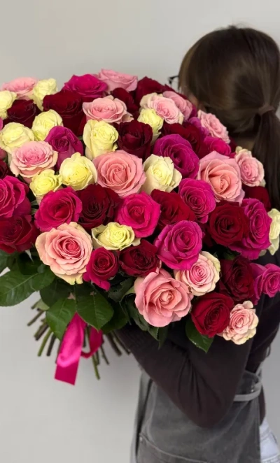 Букет из 51 разноцветной розы