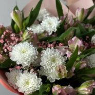 Букет из хризантем, альстромерии и гипсофилы  1