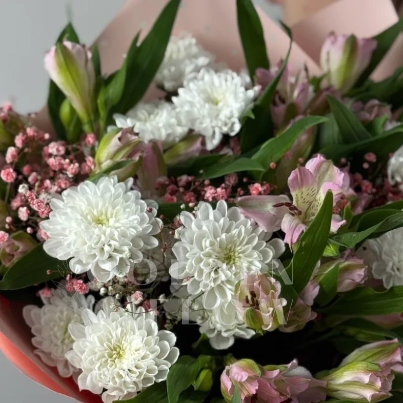 Букет из хризантем, альстромерии и гипсофилы 