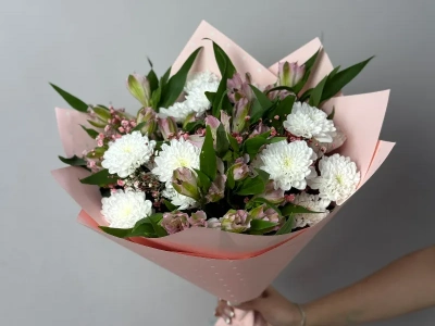 Букет из хризантем, альстромерии и гипсофилы 