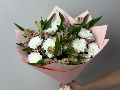 Букет из хризантем, альстромерии и гипсофилы 