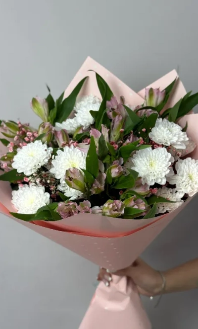 Букет из хризантем, альстромерии и гипсофилы 