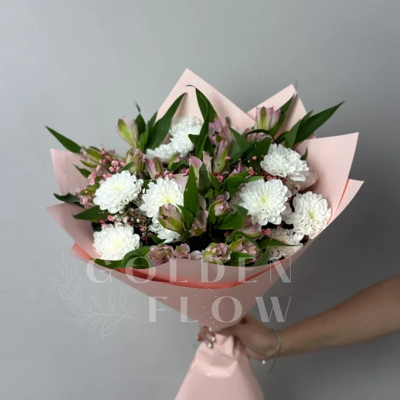 Букет из хризантем, альстромерии и гипсофилы 