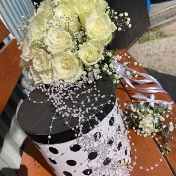 Свадебный букет из белых роз