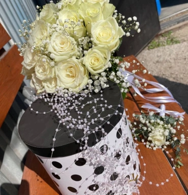 Свадебный букет из белых роз