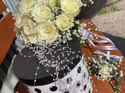 Свадебный букет из белых роз