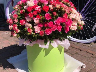 Большая коробка с кустовой розой и зеленью