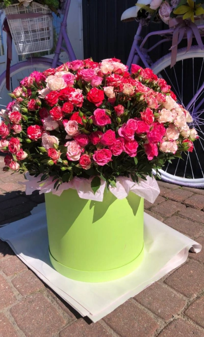 Большая коробка с кустовой розой и зеленью