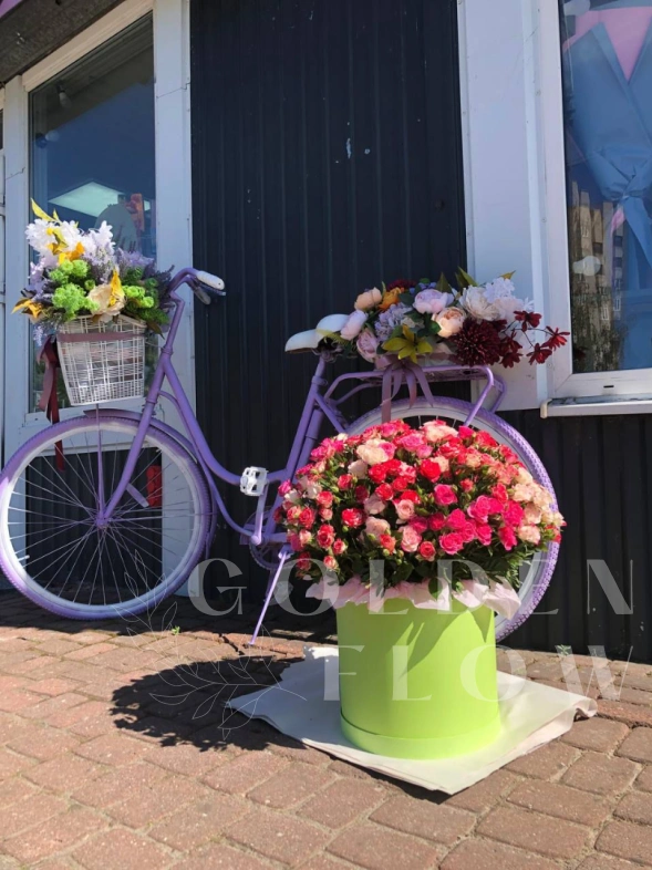 Большая коробка с кустовой розой и зеленью