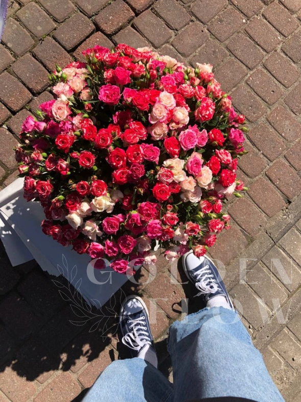 Большая коробка с кустовой розой и зеленью