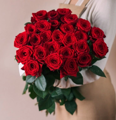 25 красных роз под ленту