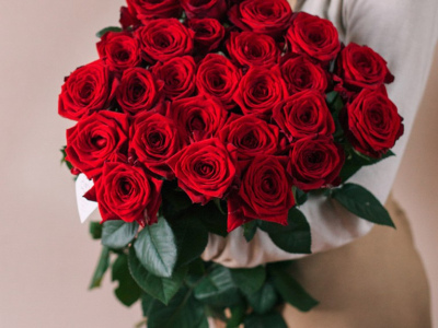 25 красных роз под ленту