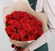 25 красных роз с оформлением 0