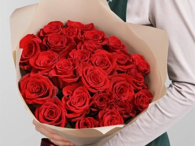 25 красных роз с оформлением