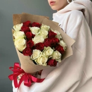 25 бело-красных роз с  оформлением 0