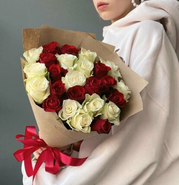 25 бело-красных роз с  оформлением