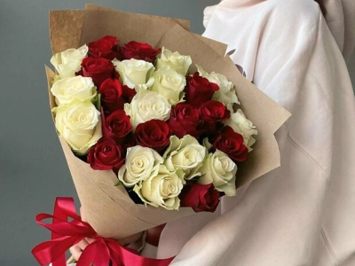 25 бело-красных роз с  оформлением
