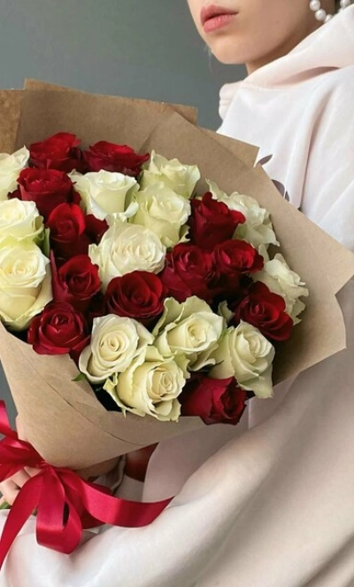 25 бело-красных роз с  оформлением