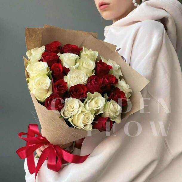 25 бело-красных роз с  оформлением