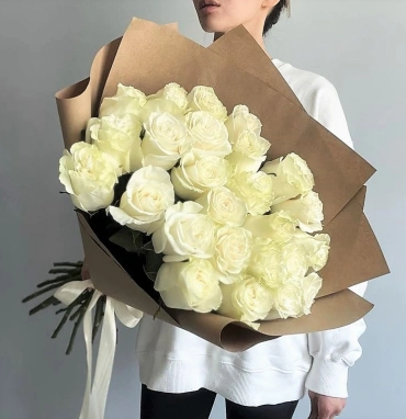 25 белых роз  с оформлением