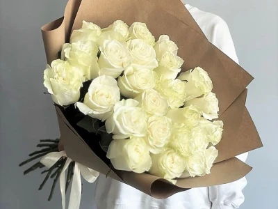 25 белых роз  с оформлением