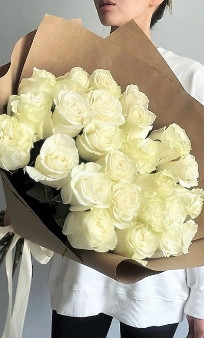 25 белых роз  с оформлением