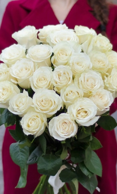 25 белых роз под ленту