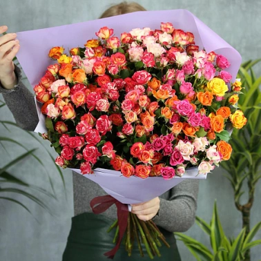25 кустовых роз микс с оформлением