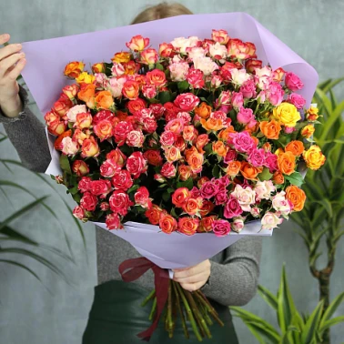 25 кустовых роз микс с оформлением