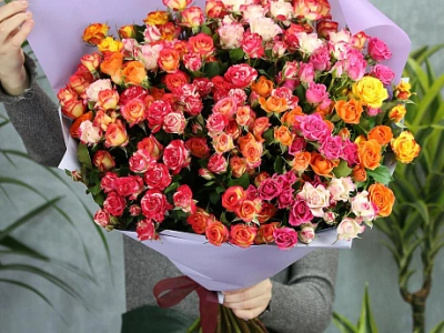 25 кустовых роз микс с оформлением