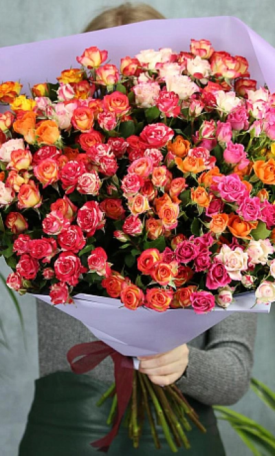 25 кустовых роз микс с оформлением