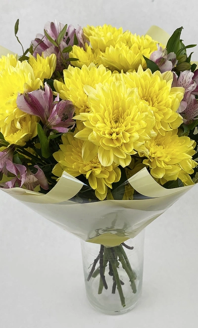 Букет из хризантем и альстромерии «Незнакомка»