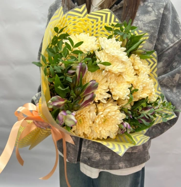 Букет из хризантем и альстромерии «Незнакомка»