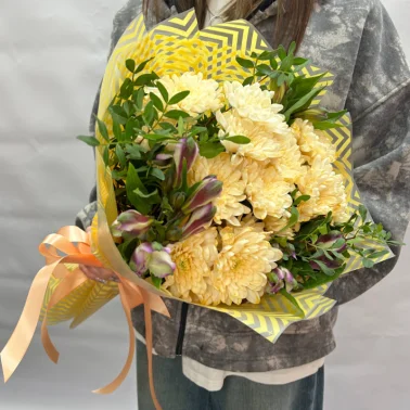 Букет из хризантем и альстромерии «Незнакомка»
