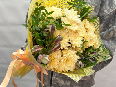 Букет из хризантем и альстромерии «Незнакомка»