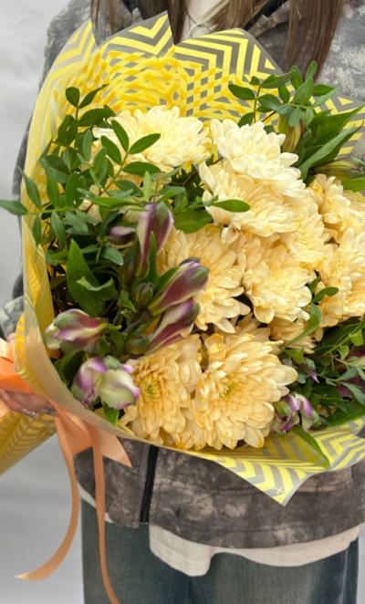 Букет из хризантем и альстромерии «Незнакомка»