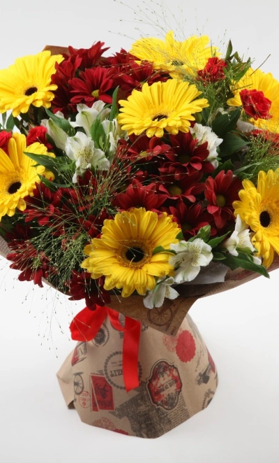 Букет из гербер, альстромерий и хризантем