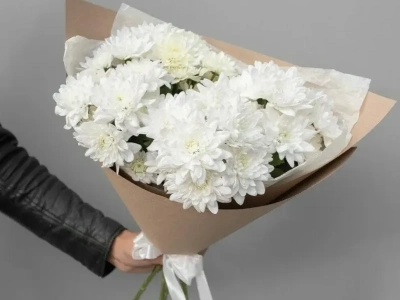 Букет из белых хризантем «Ноктюрн»