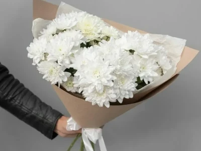Букет из белых хризантем «Ноктюрн»