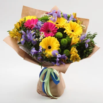 Букет с герберами и ирисами