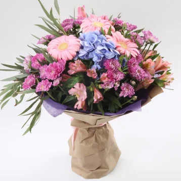 Букет с герберами и гортензией