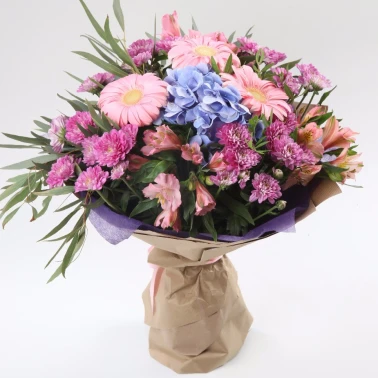 Букет с герберами и гортензией