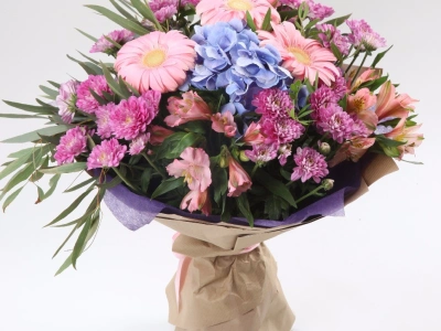 Букет с герберами и гортензией