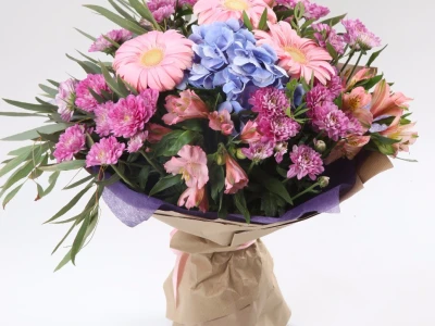 Букет с герберами и гортензией